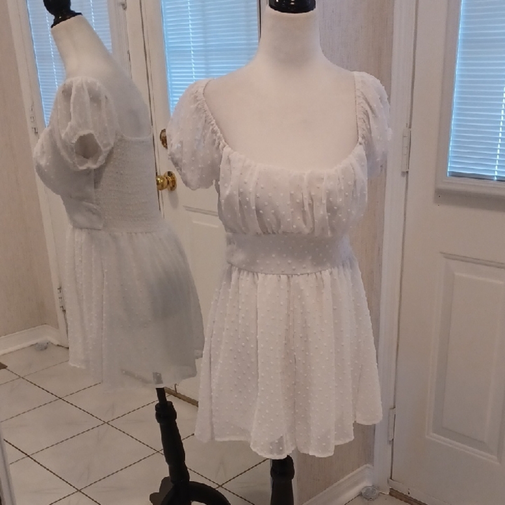 4/$60 Elegant White Puff Sleeve Romper - Size Small